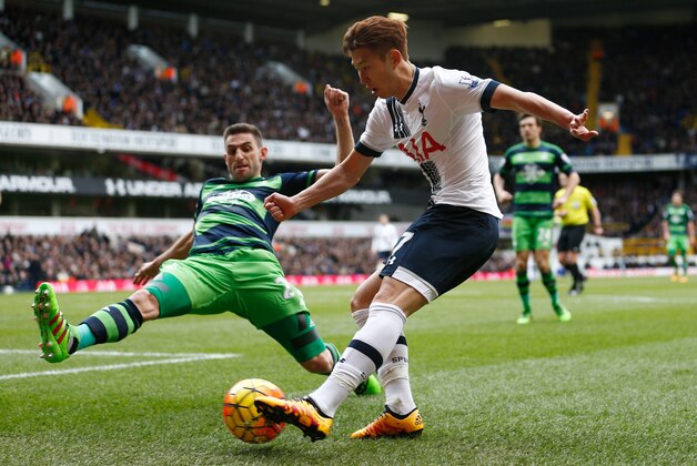 LONDON, ENGLAND - FEBRUARY 28:  Son Heung-Min of Tottenham Hotspur is closed down by Angel Rangel of Swansea City during the Barclays Premier League match between Tottenham Hotspur and Swansea City at White Hart Lane on February 28, 2016 in London, England.  (Photo by Dean Mouhtaropoulos/Getty Images)
