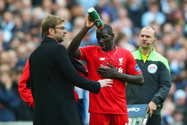 LONDON, ENGLAND - FEBRUARY 28:  Jurgen Klopp, manager of Liverpool talks to an injured Mamadou Sakho during the Capital One Cup Final match between Liverpool and Manchester City at Wembley Stadium on February 28, 2016 in London, England.  (Photo by Clive Brunskill/Getty Images)