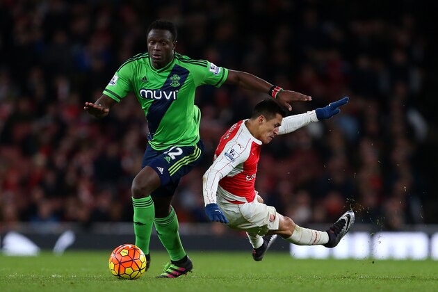 LONDON, ENGLAND - FEBRUARY 02 :  Victor Wanyama of Southampton and Alexis Sanchez of Arsenal during the Barclays Premier League match between Arsenal and Southampton at the Emirates Stadium on February 2, 2016 in London, England.  (Photo by Catherine Ivill - AMA/Getty Images)