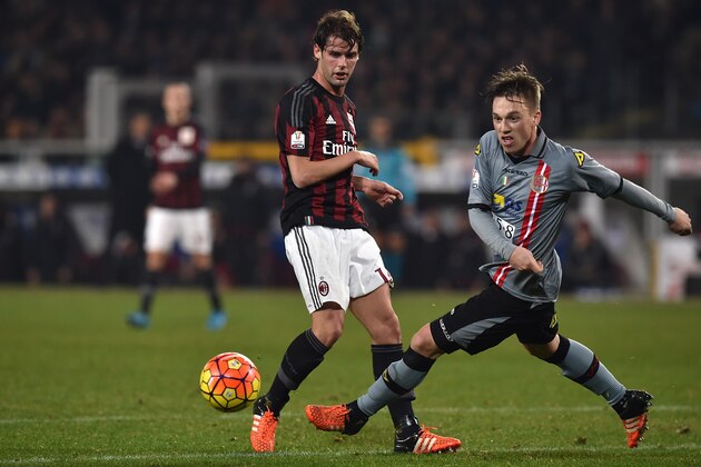 TURIN, ITALY - JANUARY 26:  Manuel Fischnaller (R) of US Alessandria competes with Andrea Poli of AC Milan during the TIM Cup match between US Alessandria and AC Milan at Olimpico Stadium on January 26, 2016 in Turin, Italy.  (Photo by Valerio Pennicino/Getty Images)