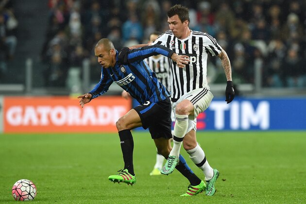 TURIN, ITALY - FEBRUARY 28:  Mario Mandzukic (R) of Juventus FC competes with Joao Miranda of FC Internazionale Milano during the Serie A match between Juventus FC and FC Internazionale Milano at Juventus Arena on February 28, 2016 in Turin, Italy.  (Photo by Valerio Pennicino/Getty Images)