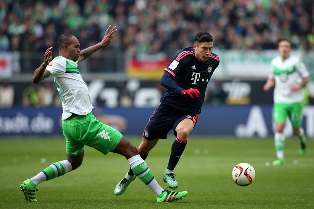 WOLFSBURG, GERMANY - FEBRUARY 27:  Naldo (L) of Wolfsburg vies with Robert Lewandowski (R) of Muenchen during the Bundesliga match between VfL Wolfsburg and FC Bayern Muenchen at Volkswagen Arena on February 27, 2016 in Wolfsburg, Germany.  (Photo by Ronny Hartmann/Getty Images For MAN)