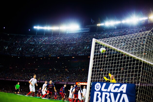 BARCELONA, SPAIN - FEBRUARY 28:  Lionel Messi of Barcelona scores his team's first goal from a free kick while goal keeper Sergio Rico of Sevilla looks on during the La Liga match between FC Barcelona and Sevilla FC at Camp Nou on February 28, 2016 in Barcelona, Spain.  (Photo by Vladimir Rys Photography/Getty Images)