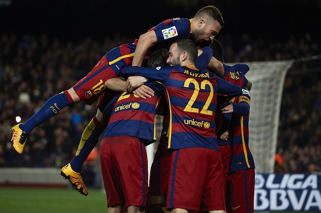 BARCELONA, SPAIN - FEBRUARY 28:  Gerard Pique of Barcelona celebrates scoring his team's second goal with his teammates during the La Liga match between FC Barcelona and Sevilla FC at Camp Nou on February 28, 2016 in Barcelona, Spain.  (Photo by Manuel Queimadelos Alonso/Getty Images)