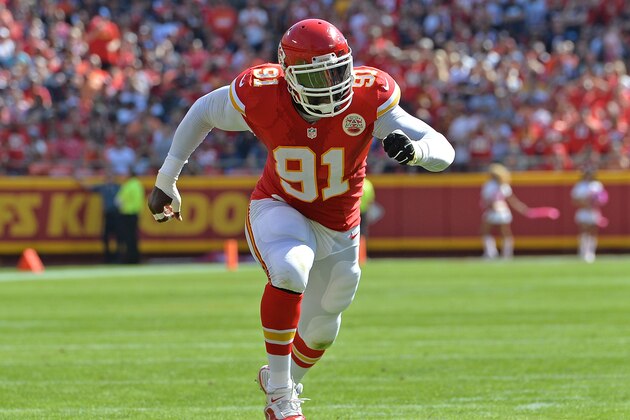 KANSAS CITY, MO - OCTOBER 11:  Linebacker Tamba Hali #91 of the Kansas City Chiefs rushes on defense against the Chicago Bears during the first half at Arrowhead Stadium on October 11, 2015 in Kansas City, Missouri.  (Photo by Peter G. Aiken/Getty Images)
