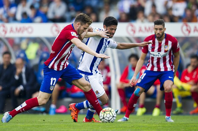 SAN SEBASTIAN, SPAIN - OCTOBER 18: Saul Niguez of Atletico de Madrid duels for the ball with Carlos Vela of Real Sociedad during the La Liga match between Real Sociedad de Futbol and Atletico de Madrid at Estadio Anoeta on October 18, 2015 in San Sebastian, Spain.  (Photo by Juan Manuel Serrano Arce/Getty Images)