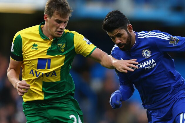 LONDON, ENGLAND - NOVEMBER 21: Diego Costa of Chelsea and Ryan Bennett of Norwich City compete for the ball during the Barclays Premier League match between Chelsea and Norwich City at Stamford Bridge on November 21, 2015 in London, England.  (Photo by Paul Gilham/Getty Images)