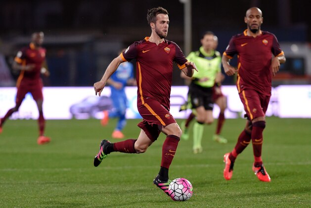 AS Roma's Bosnian midfielder Miralem Pjanic (C) drives the ball during the Italian Serie A football match Empoli vs AS Rome, on February 27, 2016 at Empoli. / AFP / ANDREAS SOLARO        (Photo credit should read ANDREAS SOLARO/AFP/Getty Images)