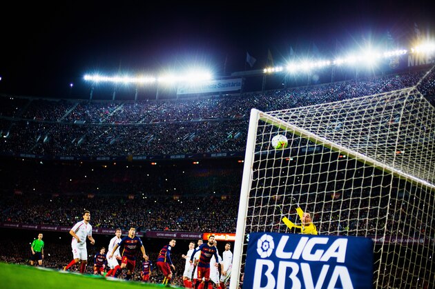 BARCELONA, SPAIN - FEBRUARY 28: Lionel Messi of Barcelona scores his team's first goal from a free kick while goal keeper Sergio Rico of Sevilla looks on during the La Liga match between FC Barcelona and Sevilla FC at Camp Nou on February 28, 2016 in Barcelona, Spain. (Photo by Vladimir Rys Photography/Getty Images) BARCELONA, SPAIN - FEBRUARY 28: Lionel Messi of Barcelona scores his team's first goal from a free kick while goal keeper Sergio Rico of Sevilla looks on during the La Liga match between FC Barcelona and Sevilla FC at Camp Nou on February 28, 2016 in Barcelona, Spain. (Photo by Vladimir Rys Photography/Getty Images)