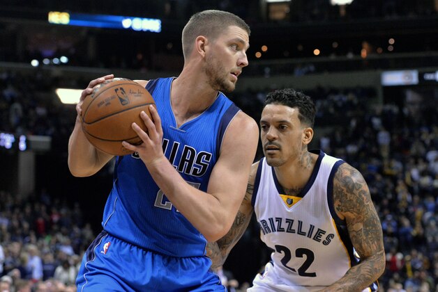 Dallas Mavericks forward Chandler Parsons, left, controls the ball against Memphis Grizzlies forward Matt Barnes (22) in the second half of an NBA basketball game Saturday, Feb. 6, 2016, in Memphis, Tenn. (AP Photo/Brandon Dill)