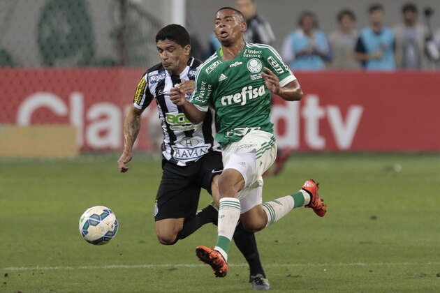 Gabriel Jesus (R) of Brazil's Palmeiras vies for the ball with Renato of Brazil's Santos, during their 2015 Brazil Cup second leg final football match held at Allianz Parque stadium in Sao Paulo, Brazil on December 02, 2015. AFP PHOTO / Miguel SCHINCARIOL / AFP / Miguel Schincariol        (Photo credit should read MIGUEL SCHINCARIOL/AFP/Getty Images)