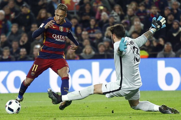 FC Barcelona's Neymar, left, duels for the ball gainst Athletic Bilbao's goalkeeper Iago Herrerin during a quarterfinal, second leg, Copa del Rey soccer match at the Camp Nou stadium in Barcelona, Spain, Wednesday, Jan. 27, 2016. (AP Photo/Manu Fernandez)