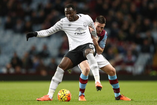BIRMINGHAM, ENGLAND - MARCH 01: Romelu Lukaku of Everton controls the ball under pressure of Ciaran Clark of Aston Villa during the Barclays Premier League match between Aston Villa and Everton at Villa Park on March 1, 2016 in Birmingham, England.  (Photo by Clive Mason/Getty Images)