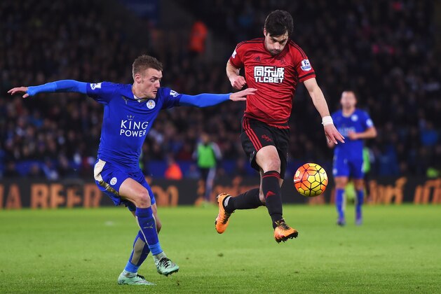 LEICESTER, ENGLAND - MARCH 01: Claudio Yacob of West Bromwich Albion and Jamie Vardy of Leicester City compete for the ball during the Barclays Premier League match between Leicester City and West Bromwich Albion at The King Power Stadium on March 1, 2016 in Leicester, England.  (Photo by Michael Regan/Getty Images)
