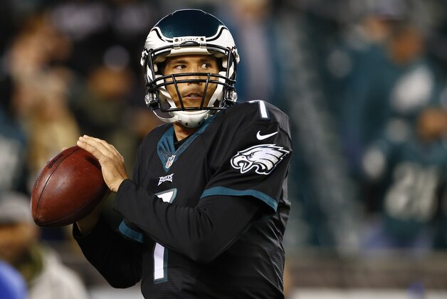 PHILADELPHIA, PA - OCTOBER 19: Sam Bradford #7 of the Philadelphia Eagles warms up prior to their game against the New York Giants at Lincoln Financial Field on October 19, 2015 (Photo by Rich Schultz /Getty Images)