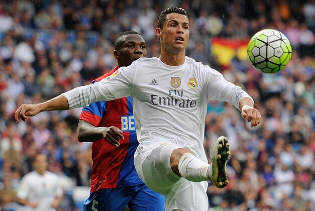 MADRID, SPAIN - OCTOBER 17:  Cristiano Ronaldo of Real Madrid in action during the La Liga match between Real Madrid CF and Levante UD at estadio Santiago Bernabeu on October 17, 2015 in Madrid, Spain.  (Photo by Denis Doyle/Getty Images)