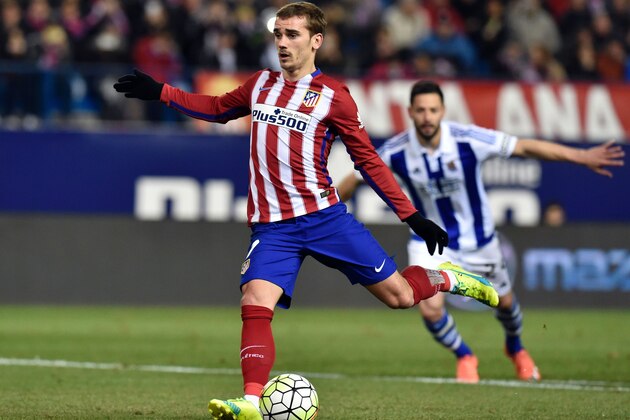 Atletico Madrid's French forward Antoine Griezmann kicks a penalty during the Spanish league football match Club Atletico de Madrid vs Real Sociedad de Futbol at the Vicente Calderon stadium in Madrid on March 1, 2016. / AFP / GERARD JULIEN        (Photo credit should read GERARD JULIEN/AFP/Getty Images)