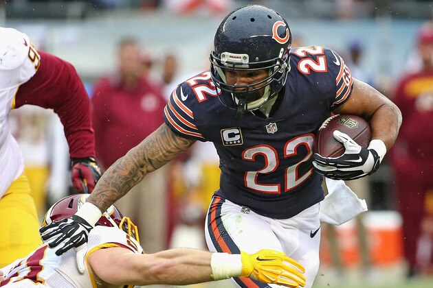 CHICAGO, IL - DECEMBER 13: Matt Forte #22 of the Chicago Bears breaks a tackle attempt by Will Compton #51 of the Washington Redskins at Soldier Field on December 13, 2015 in Chicago, Illinois. The Redskins defeated the Bears 24-21. (Photo by Jonathan Daniel/Getty Images)