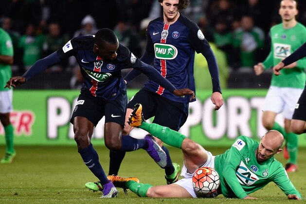 Paris Saint-Germain's French midfielder Blaise Matuidi (L) vies with Saint-Etienne's French midfielder Renaud Cohade (R) during the French Cup football match between AS Saint-Etienne (ASSE) and Paris Saint-Germain (PSG) on March 2, 2016, at the Geoffroy Guichard Stadium in Saint-Etienne, central France. AFP PHOTO / JEFF PACHOUD / AFP / JEFF PACHOUD        (Photo credit should read JEFF PACHOUD/AFP/Getty Images)
