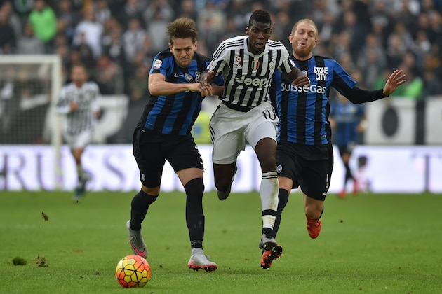 TURIN, ITALY - OCTOBER 25:  Paul Pogba (C) of Juventus FC clashes with Rafael Toloi (L) and Andrea Masiello of Atalanta BC during the Serie A match between Juventus FC and Atalanta BC at Juventus Arena on October 25, 2015 in Turin, Italy.  (Photo by Valerio Pennicino/Getty Images)