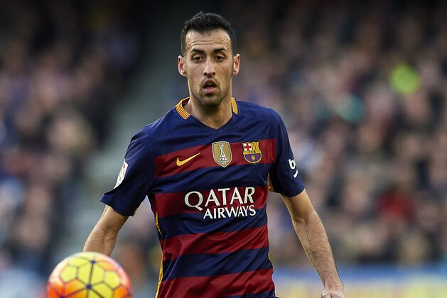 BARCELONA, SPAIN - JANUARY 30:  Sergio Busquets of Barcelona in action during the La Liga match between FC Barcelona and Atletico de Madrid at Camp Nou on January 30, 2016 in Barcelona, Spain.  (Photo by Manuel Queimadelos Alonso/Getty Images)
