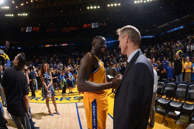 OAKLAND, CA - MARCH 1: Head coach Steve Kerr chats with Draymond Green #23 of the Golden State Warriors after defeating the Atlanta Hawks on March 1, 2016 at Oracle Arena in Oakland, California. NOTE TO USER: User expressly acknowledges and agrees that, by downloading and or using this photograph, user is consenting to the terms and conditions of Getty Images License Agreement. Mandatory Copyright Notice: Copyright 2016 NBAE (Photo by Noah Graham/NBAE via Getty Images)
