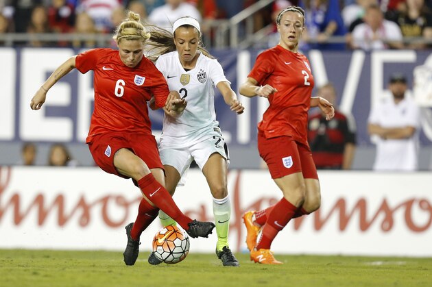 United States' Mallory Pugh, center, is sandwiched between the defense of England's Gilly Rafferty (6) and Lucy Bronze during the first half of a SheBelieves Cup women's soccer match Thursday, March 3, 2016, in Tampa, Fla. (AP Photo/Mike Carlson)