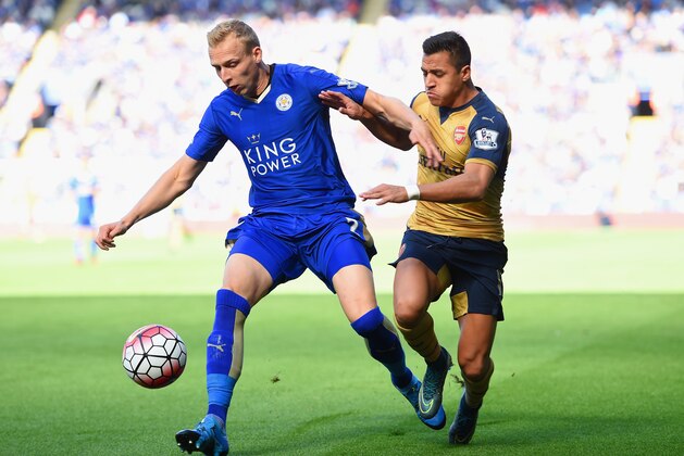 LEICESTER, ENGLAND - SEPTEMBER 26: Ritchie De Laet of Leicester City and Alexis Sanchez of Arsenal compete for the ball during the Barclays Premier League match between Leicester City and Arsenal at The King Power Stadium on September 26, 2015 in Leicester, United Kingdom.  (Photo by Michael Regan/Getty Images)