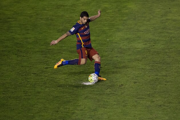 MADRID, SPAIN - MARCH 03: Luis Suarez of FC Barcelona strikes a penalty shot during the La Liga match between Rayo Vallecano de Madrid and FC Barcelona at Estadio de Vallecas on March 3, 2016 in Madrid, Spain.  (Photo by Gonzalo Arroyo Moreno/Getty Images)