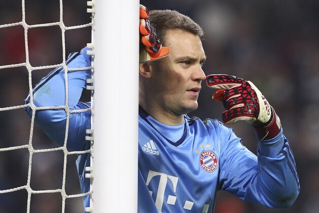 TURIN, ITALY - FEBRUARY 23:  Manuel Neuer of FC Bayern Muenchen directs his defense during the UEFA Champions League Round of 16 first leg match between Juventus and FC Bayern Muenchen at Juventus Arena on February 23, 2016 in Turin, Italy.  (Photo by Marco Luzzani/Getty Images)