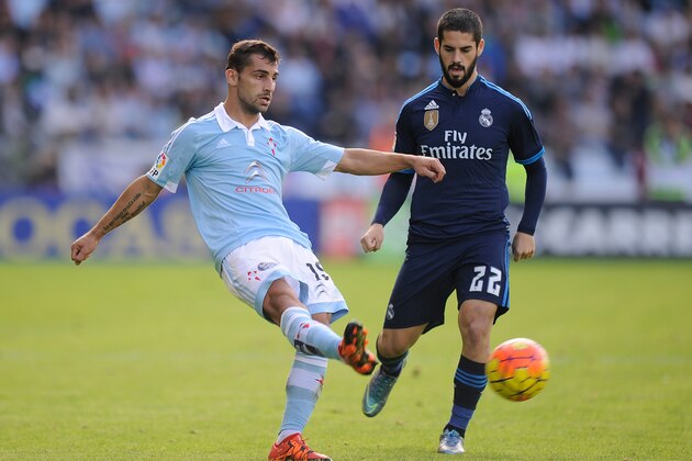 VIGO, SPAIN - OCTOBER 24:   Jonny Castro Otto of Celta Vigo in action with Isco of Real Madrid during the La Liga match between Celta Vigo and Real Madrid at Estadio Balaidos on October 24, 2015 in Vigo, Spain.  (Photo by Denis Doyle/Getty Images)