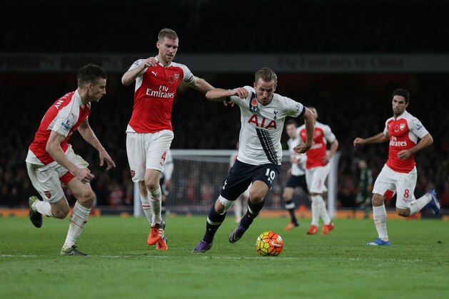 Tottenham’s Harry Kane, right, makes a late break from Arsenal’s Per Mertesacker, second left, and Laurent Koscielny during the English Premier League soccer match between Arsenal and Tottenham Hotspur at the Emirates Stadium in London, Sunday Nov. 8, 2015. (AP Photo/Tim Ireland)