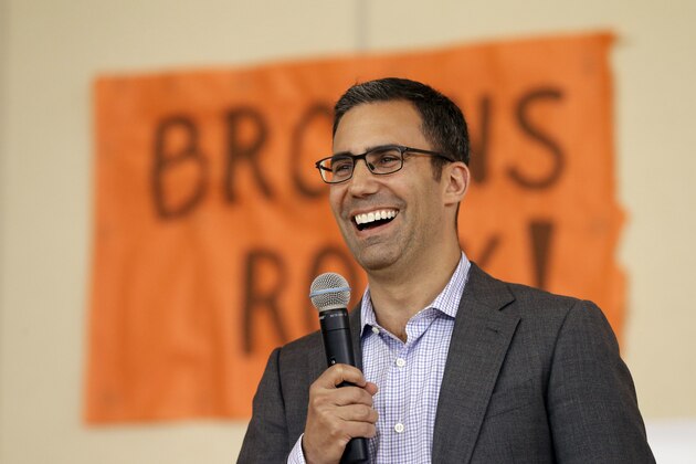 Cleveland Browns president Alec Scheiner talks to students at Grindstone Elementary school in Berea, Ohio during a community event Wednesday, June 4, 2014. (AP Photo/Mark Duncan)