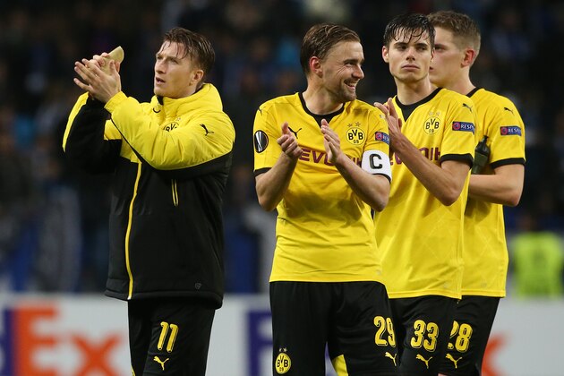 PORTO, PORTUGAL - FEBRUARY 25: Borussia Dortmund's midfielder Marco Reus (L) and teammates celebrate with supporters at the end of the UEFA Europa League Round of 32 - Second Leg match between FC Porto and Borussia Dortmund at Estadio do Dragao on February 25, 2015 in Porto, Portugal.  (Photo by Gualter Fatia/Getty Images)