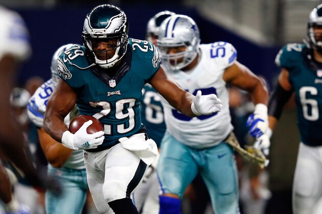ARLINGTON, TX - NOVEMBER 08:  Running back DeMarco Murray #29 of the Philadelphia Eagles carries the ball during the game against the Dallas Cowboys on November 8, 2015 in Arlington, Texas.  (Photo by Jamie Squire/Getty Images)