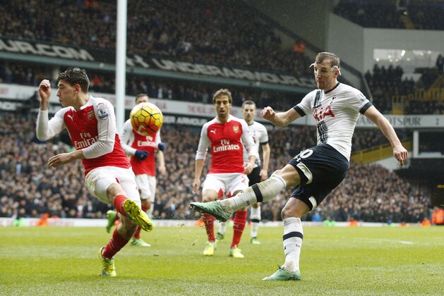 Tottenham Hotspur’s Harry Kane gets in a shot during the English Premier League soccer match between Tottenham Hotspur and Arsenal at the White Hart Lane stadium in London, Saturday, March, 5, 2016. (AP Photo/Alastair Grant)