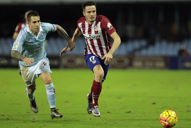 RC Celta’s Hugo Mallo, left,  challenges for the ball with Atletico Madrid’s Saul Niguez during a Spanish La Liga soccer match between Celta Vigo and Atletico Madrid at the Balaidos stadium in Vigo, Spain Sunday Jan. 10, 2016. (AP Photo/Lalo R. Villar)