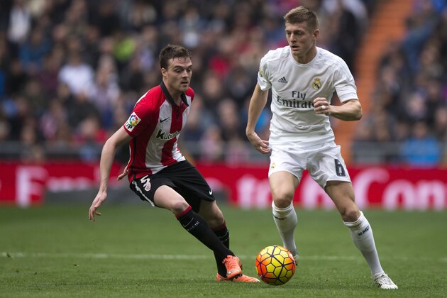 MADRID, SPAIN - FEBRUARY 13: Toni Kroos (L) of Real Madrid CF competes for the ball with Javier Eraso (L) of Athletic Club during the La Liga match between Real Madrid CF and Athletic Club at Estadio Santiago Bernabeu on February 13, 2016 in Madrid, Spain.  (Photo by Gonzalo Arroyo Moreno/Getty Images)