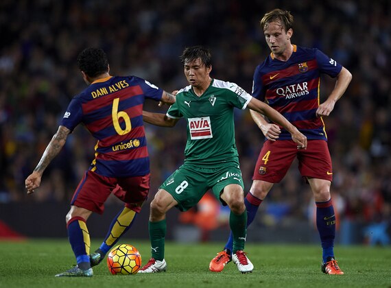 BARCELONA, SPAIN - OCTOBER 25:  Takashi Inui of Eibar in action next to Daniel Alves (L) and Ivan Rakitic (R) of Barcelona during the La Liga match between FC Barcelona and SD Eibar at Camp Nou Stadium on October 25, 2015 in Barcelona, Spain.  (Photo by Manuel Queimadelos Alonso/Getty Images)