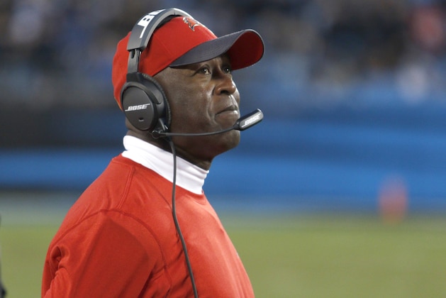ARCHIVO - En esta foto de archivo del 3 de enero de 2016, Lovie Smith, entrenador de los Buccaneers de Tampa Bay, observa el partido contra los Panthers de Carolina (AP Foto/Bob Leverone, archivo)