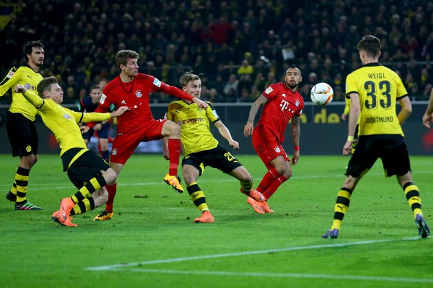 DORTMUND, GERMANY - MARCH 05: Marco Reus of Dortmund (L) challenges Thomas Mueller of Bayern (2nd L) during the Bundesliga match between Borussia Dortmund and FC Bayern Muenchen at Signal Iduna Park on March 5, 2016 in Dortmund, Germany.  (Photo by Christof Koepsel/Getty Images  For MAN)