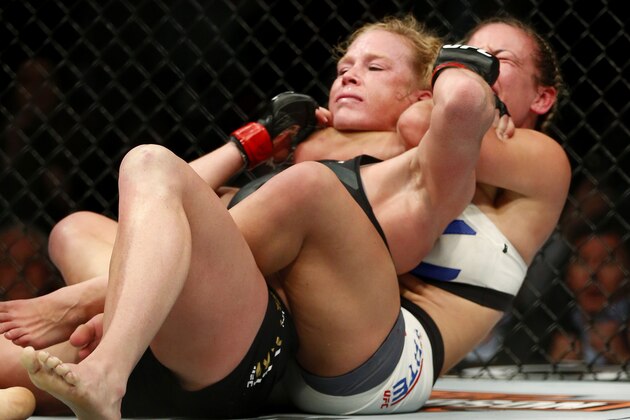 Miesha Tate, a la derecha, hace una llave de estrangulamiento sobre Holly Holm en su combate de artes marciales mixtas de UFC 196, el sábado 5 de marzo de 2016 en Las Vegas. (AP Foto/Eric Jamison)