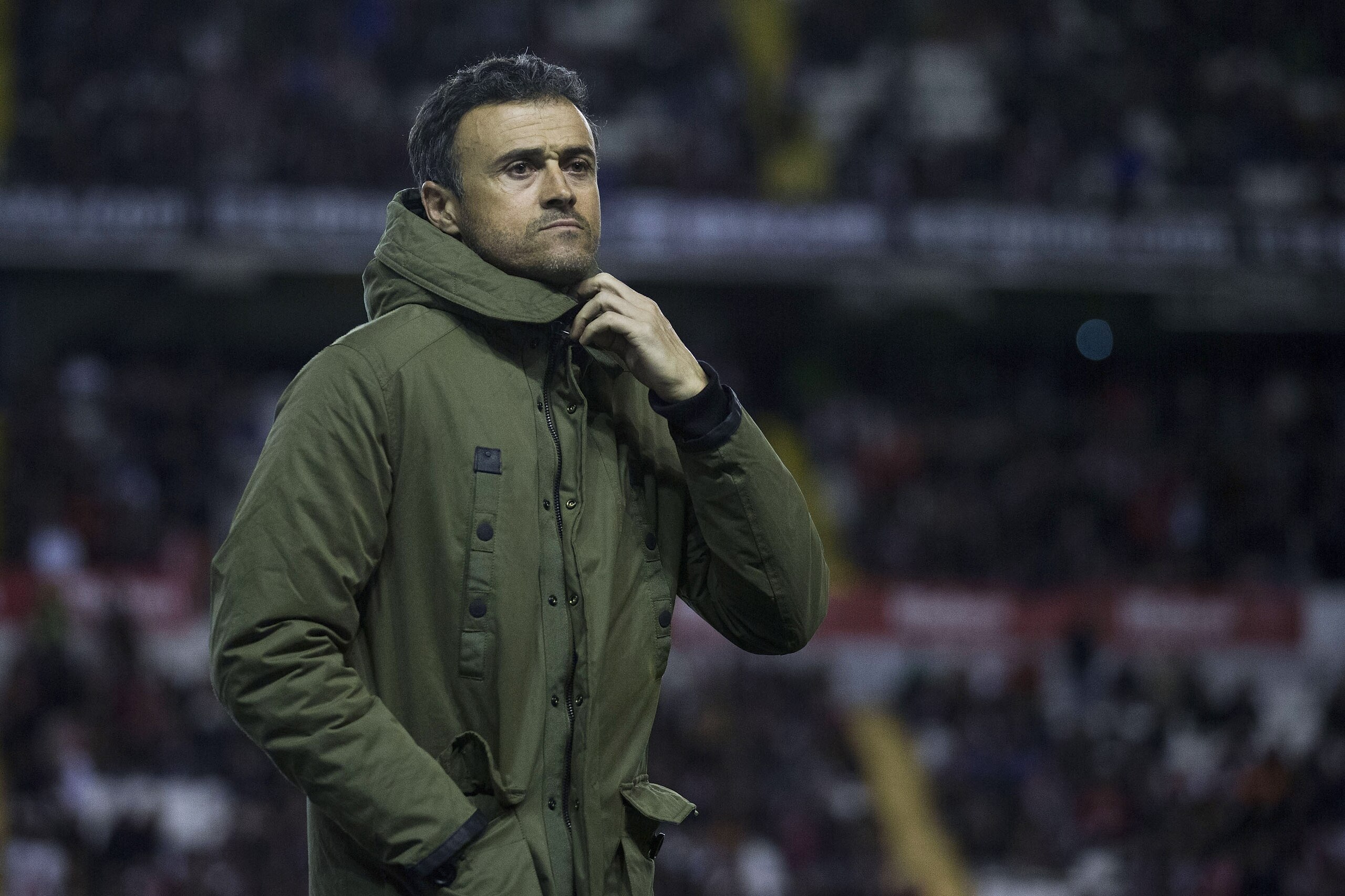 MADRID, SPAIN - MARCH 03: Head coach Luis Enrique Martinez of FC Barcelona fits his coat as he walks to the bench prior to start the La Liga match between Rayo Vallecano de Madrid and FC Barcelona at Estadio de Vallecas on March 3, 2016 in Madrid, Spain. (Photo by Gonzalo Arroyo Moreno/Getty Images) MADRID, SPAIN - MARCH 03: Head coach Luis Enrique Martinez of FC Barcelona fits his coat as he walks to the bench prior to start the La Liga match between Rayo Vallecano de Madrid and FC Barcelona at Estadio de Vallecas on March 3, 2016 in Madrid, Spain. (Photo by Gonzalo Arroyo Moreno/Getty Images)