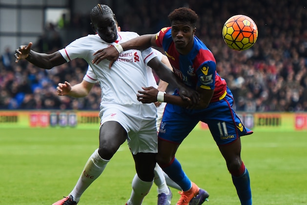LONDON, ENGLAND - MARCH 06:  Wilfried Zaha of Crystal Palace holds off Mamadou Sakho of Liverpool during the Barclays Premier League match between Crystal Palace and Liverpool at Selhurst Park on March 6, 2016 in London, England.  (Photo by Mike Hewitt/Getty Images)