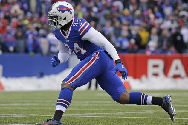 Buffalo Bills defensive end Mario Williams rushes the passer during the first half of an NFL football game against the New York Jets, Sunday, Jan. 3, 2016, in Orchard Park, N.Y. (AP Photo/Bill Wippert)