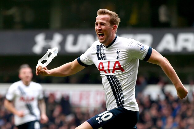 LONDON, ENGLAND - MARCH 05:  Harry Kane of Tottenham Hotspur scores his team's second goal during the Barclays Premier League match between Tottenham Hotspur and Arsenal at White Hart Lane on March 5, 2016 in London, England.  (Photo by Clive Rose/Getty Images)