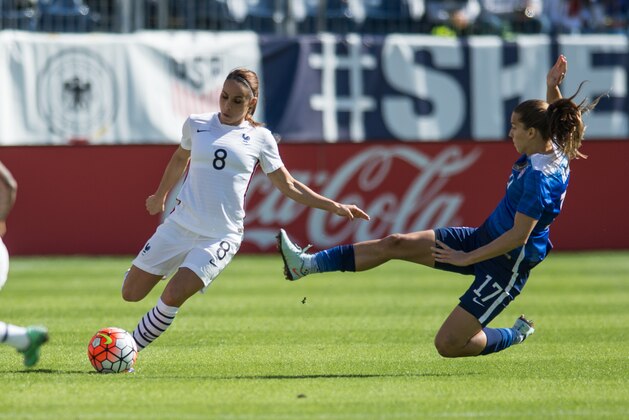 Jessica Houara D' Hommeaux (L) of France kicks the ball past the defense of Tobin Heath of the USA during the '2016 She Believes Cup' match between the United States and France at Nissan Stadium on March 6, 2016 in Nashville, Tennessee. / AFP / Michael B. Thomas        (Photo credit should read MICHAEL B. THOMAS/AFP/Getty Images)