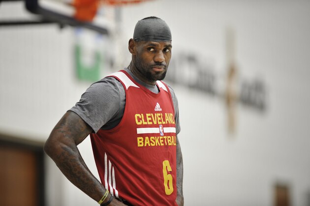 INDEPENDENCE, OH - MARCH 3:  LeBron James #23 of the Cleveland Cavaliers practices at The Cleveland Clinic Courts on March 3, 2016 in Independence, Ohio. NOTE TO USER: User expressly acknowledges and agrees that, by downloading and/or using this Photograph, user is consenting to the terms and conditions of the Getty Images License Agreement. Mandatory Copyright Notice: Copyright 2016 NBAE (Photo by David Liam Kyle/NBAE via Getty Images)
