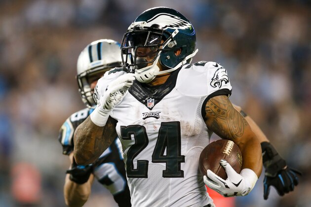 Philadelphia Eagles running back Ryan Mathews (24) runs the ball against the Carolina Panthers during an NFL game at Bank of America Stadium in Charlotte, N.C. on Sunday, Oct. 25, 2015. (Chris Keane/AP Images for Panini)