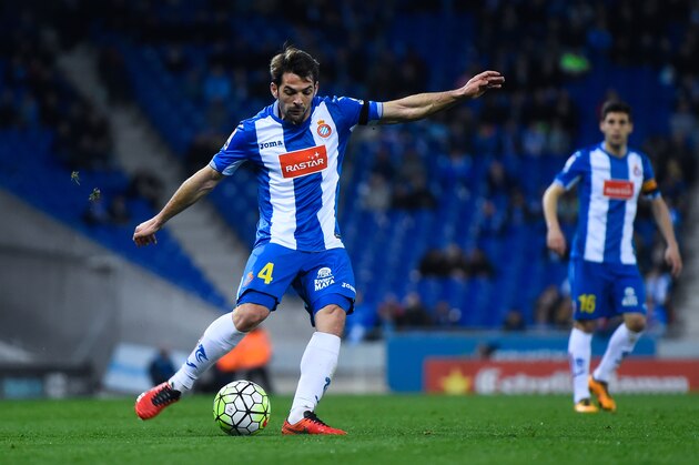 BARCELONA, SPAIN - MARCH 03:  Victor Sanchez of RCD Espanyol kicks the ball during the La Liga match between Real CD Espanyol and Real Betis Balompie at Cornella-El Prat Stadium on March 3, 2016 in Barcelona, Spain.  (Photo by David Ramos/Getty Images)
